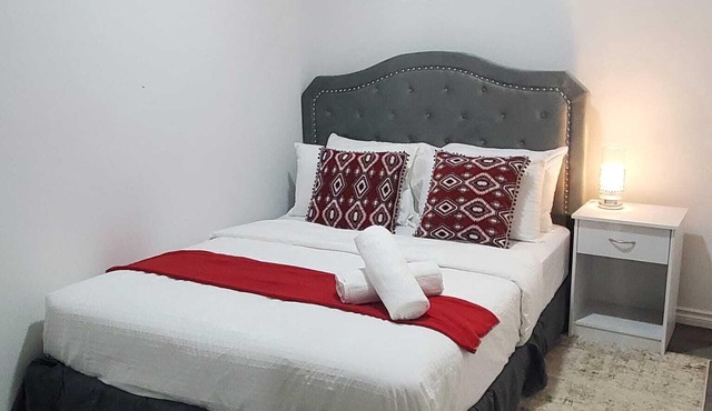 Beautiful Tranquil One Bedroom, calm, cozy and clean Basement Suite