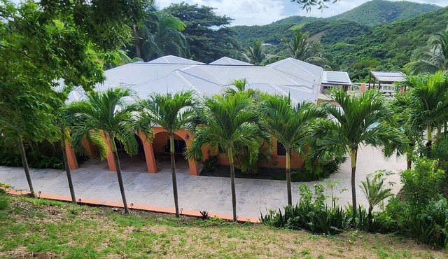 Beautiful Tropical Island Villa for big families and groups
