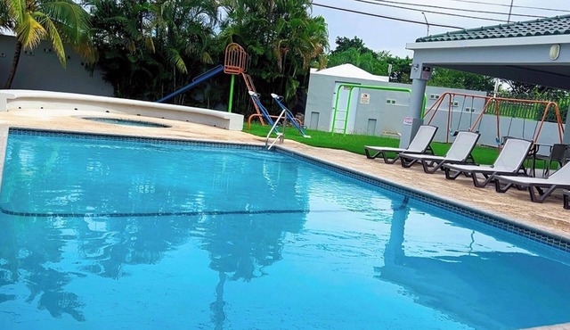 ☀️Beautiful Two bedroom Apartment 5min from the beach!☀️