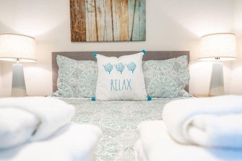 Beautiful Updated 2Bedroom Suite minutes to Downtown, Amazing Beaches, Restaurants, Theaters and MORE