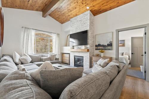 Beautiful updated Villa w/Resort Amenities & Holistic Body Services Villa 3023-2