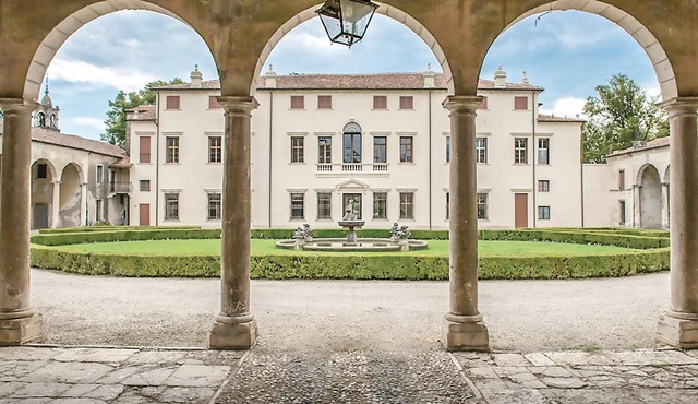 Beautiful vacation apartment in the courtyard of an old Venetian villa from the mid-17th century.