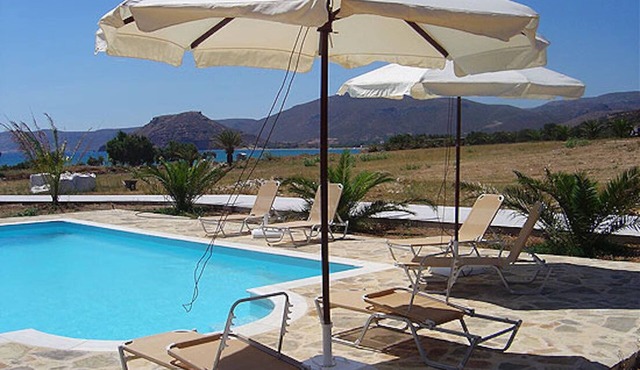 Beautiful vacation apartment with pool right on the beach