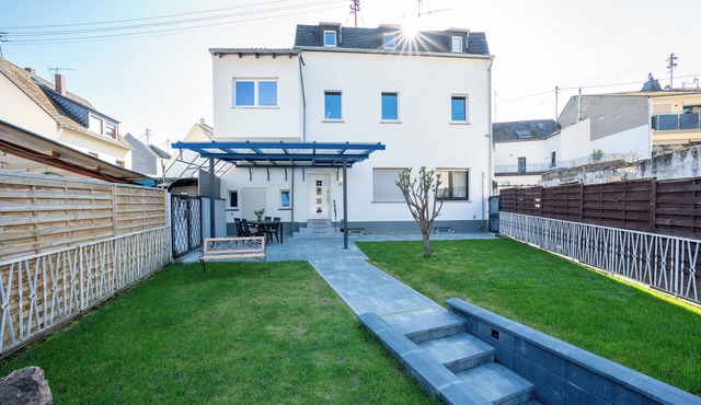 Beautiful vacation apartment directly on the Rhine, fantastic castle view in Bad Salzig