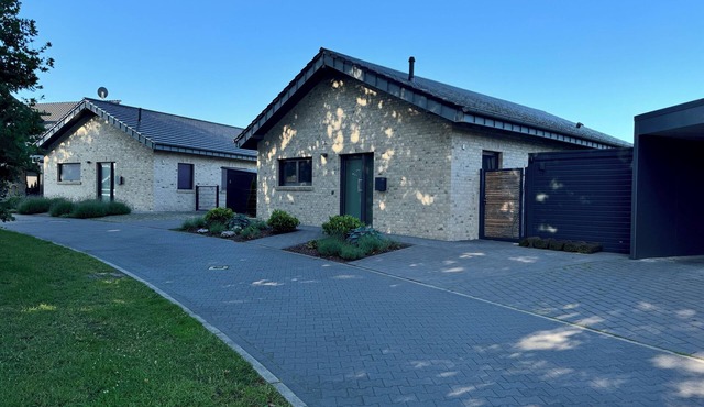 Beautiful vacation home on Lake Harkebrügger with panoramic sauna near Oldenburg