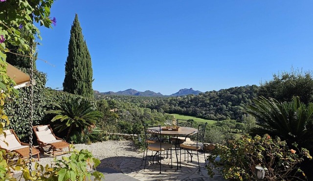 Beautiful view over mountains and golf course, swimming pool, sleeps 6
