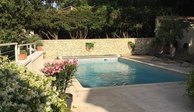 Beautiful villa, 2 minutes from Avignon, with a private pool.
