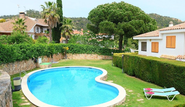 Beautiful villa for 7 people with pool, WIFI, TV, balcony and parking