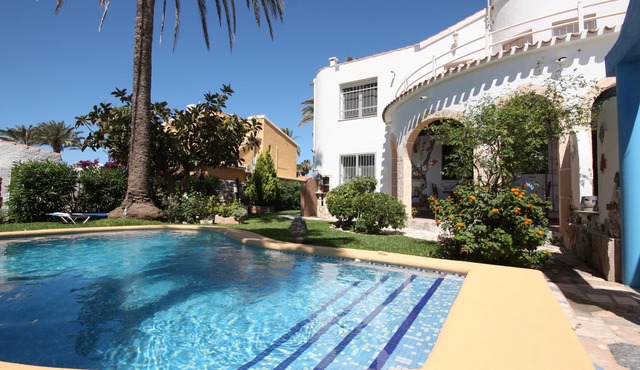 Beautiful villa right on the stone beach of Denia