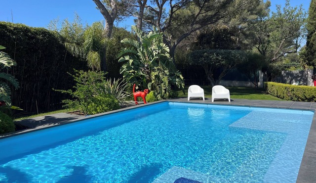 Beautiful villa with heated pool just a stone's throw from the sea!