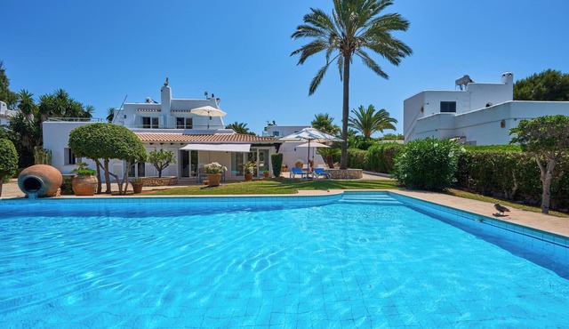 Beautiful villa with pool and garden,a/c, quiet location, beach 200 mt