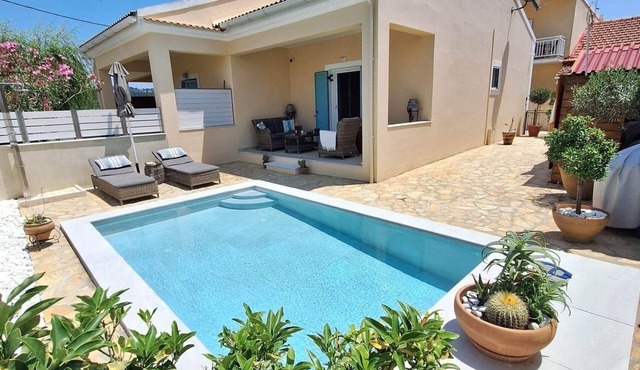 Beautiful villa with private infinity pool at 300m from the beach and restaurant