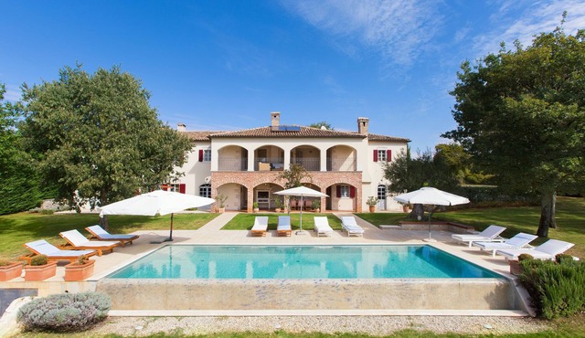 Beautiful villa with pool, a few minutes to the beach by car, quiet location