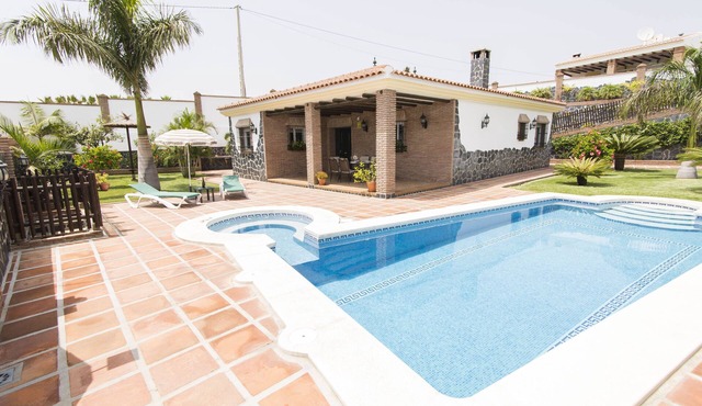 BEAUTIFUL VILLA WITH PRIVATE HEATED SWIMMING POOL AND JACUZZI, IN NERJA