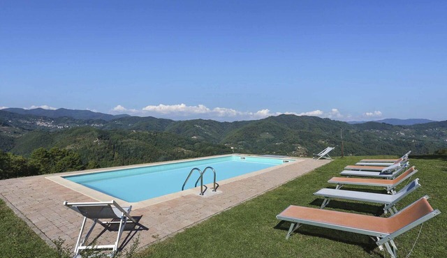 Beautiful villa with private pool, WIFI, TV, veranda and panoramic view, close to Lucca