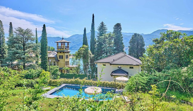 Beautiful villa, within walking distance of the lake, with swimming pool and private parking.