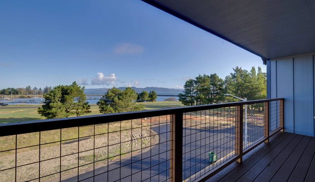 Beautiful Water Views: Coastal Oregon Townhome!