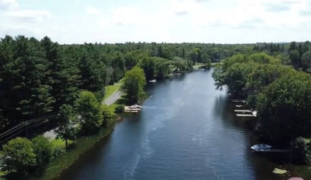 Beautiful Waterfront Cottage with Hot Tub in South Muskoka