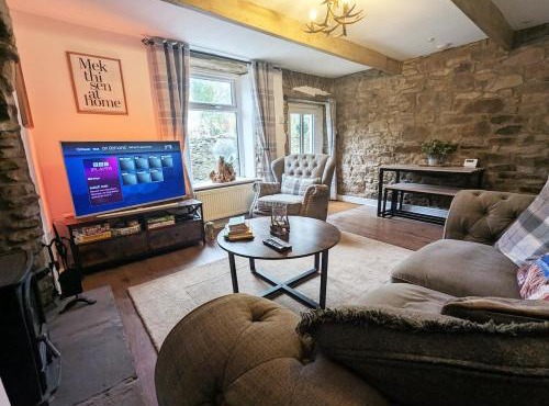 Beautiful Waterfall Cottage with Countryside Walks