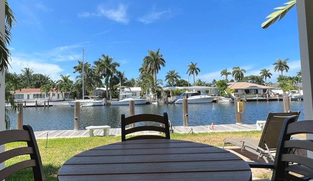 Beautiful Waterfront Condo. Walk to the beach, shops, restaurants & more!