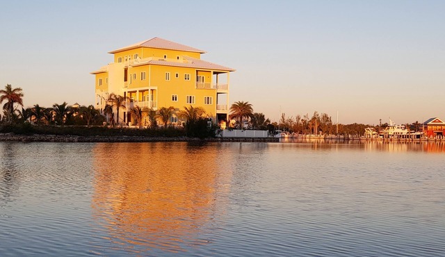 Beautiful Waterfront Condo With Panoramic Waterway Views