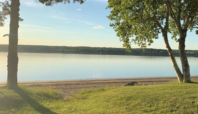 Beautiful waterfront cottage with sandy beach