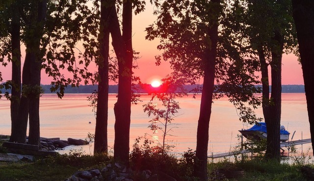 Beautiful waterfront cottage with fantastic sunsets and plenty of room to play!