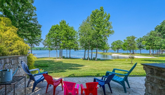Beautiful waterfront townhouse w/perfect location, fireplace & WiFi