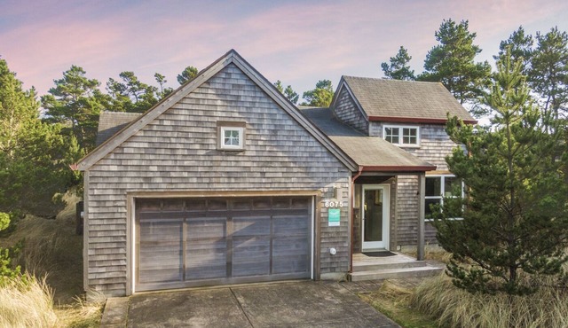 Beautifully Decorated Home, Close to the Beach, with Deck, BBQ and Fireplace