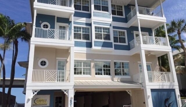 Beautifully Decorated Condo Located Just .4 Mile from Downtown Stuart
