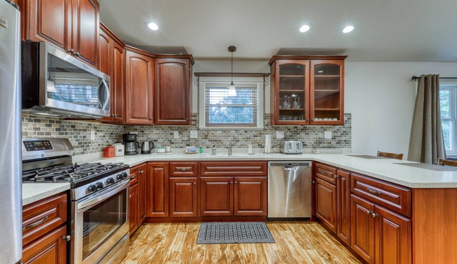 Beautifully-decorated home w/new appliances - close to shopping & the redwoods
