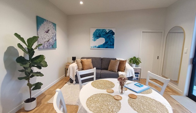 Beautifully designed Tiny home, incredibly spacious, 10min from beach