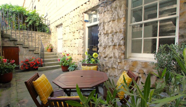 Beautifully finished 2 bedroom Georgian flat is the perfect city getaway.