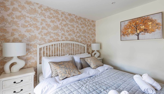 Beautifully presented 3 bedroom apartment, walking distance to University,Tesco