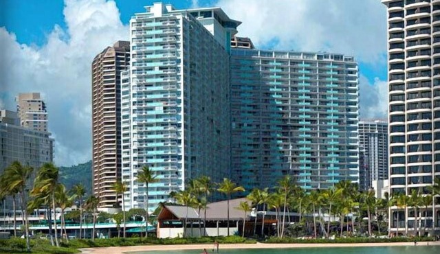 Beautifully Remodeled 2 Bedroom Waikiki Condo - Sleeps 6!