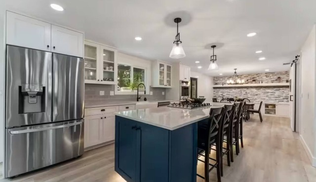Beautifully remodeled, spacious 4-bedroom house in peaceful Eugene with WiFi, AC