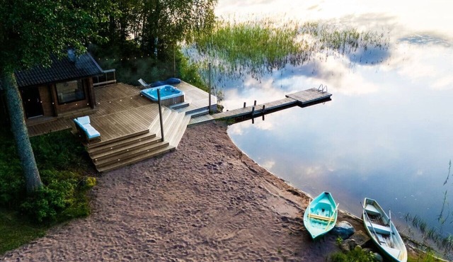 Beautifully renovated red cottage by the lake