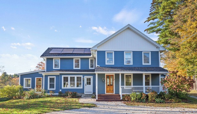 Beautifully Restored 1860's Stockbridge Farmhouse- short walk to downtown!