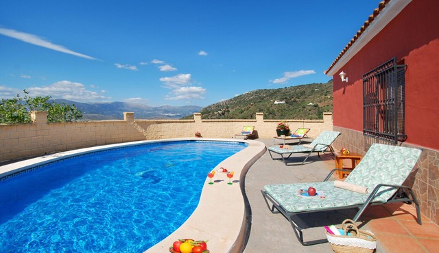 Beautifully situated cosy country villa with pool. Pet friendly. Mountain views.