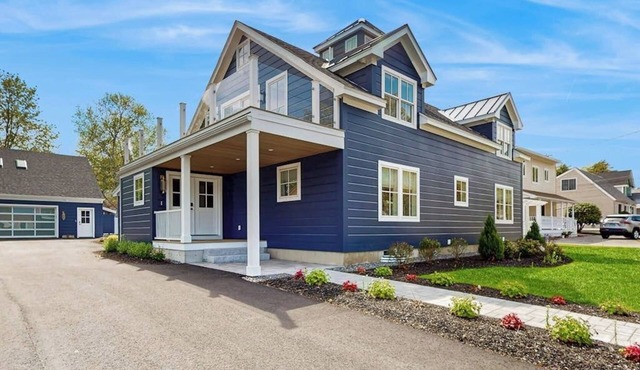 Beautifully updated beach home: walk to beach, restaurants & shops