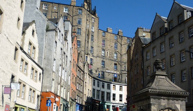 Beautifully upgraded 2 bedroom 1st floor flat in heart of Edinburgh's old town