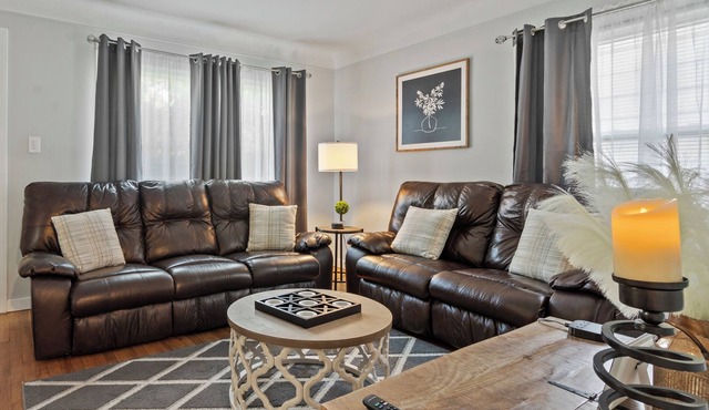 Beauty on Main Street! Long/short stays. Fully stocked.Very clean! Entire house!