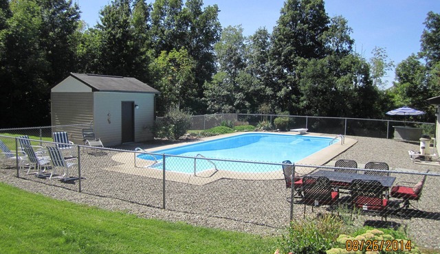Beauty & tranquility awaits you at Ellis Haven guest suite with kitchen & pool