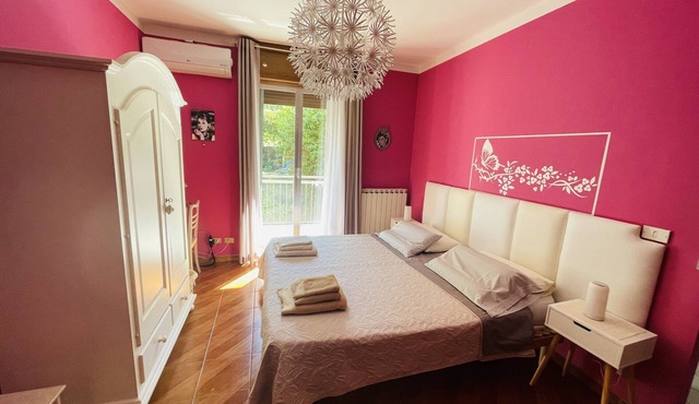 Bed and Breakfast "L'Albero Maestro": sulla Via Francigena, dentro il più bel modello geologico di morena glaciale, nel verde di un territorio di laghi e boschi, tra i Senti CHE furono dei Salassi grandi antogonisti dei Romani
