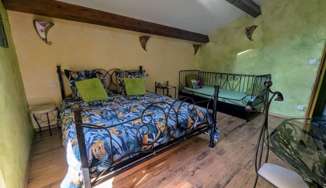Bed and Breakfast 'Chambres D'hôtes - La Capluc' with Mountain View, Wi-Fi and Air Conditioning