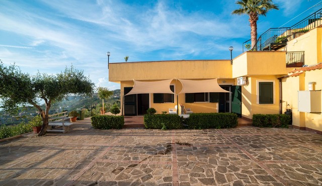 Bed and Breakfast 'Camera Four Vista Cortile' with Shared Terrace, Wi-Fi and Air Conditioning