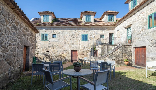 Bed and Breakfast 'Casa Rectoral Habitacion Triple 3' with Mountain View and Shared Pool