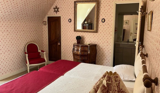 Bed and Breakfast 'Chambre La Suite Rose Et Vieille Or' with Shared Garden and Wi-Fi
