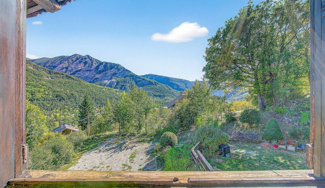 Bed and Breakfast 'Chambre D'hote Poeme Et Aquarelle' with Mountain View, Shared Terrace and Wi-Fi