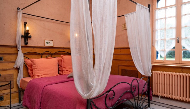Bed and Breakfast 'Chambre Lancelot' with Shared Terrace, Shared Garden and Wi-Fi